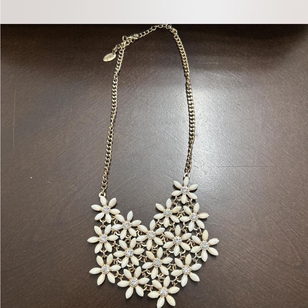 Elegant Floral Necklace in Cream and Gold
